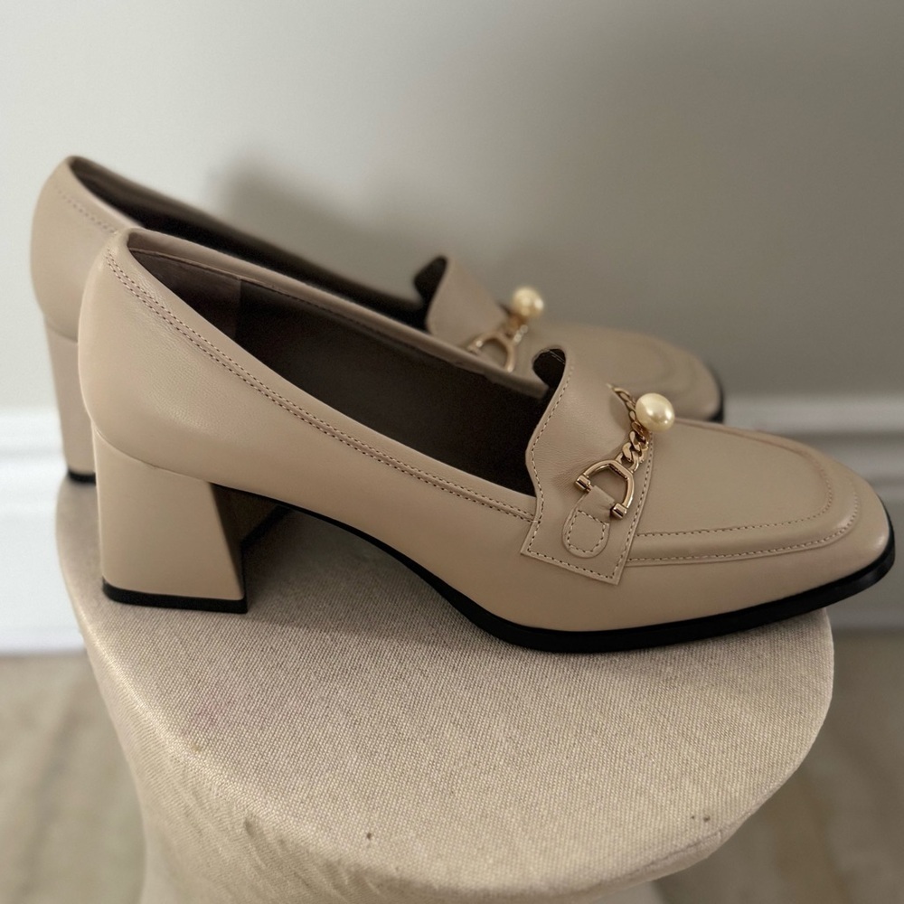 NWOT ROBERTO FESTA Italian Tan Leather Loafers with Gold Pearl Detail (36.5)